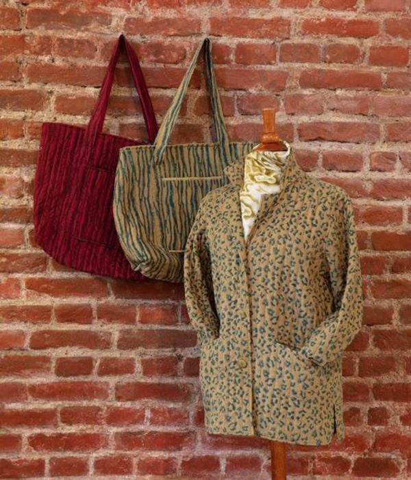 Giacca over animalier in velluto di cotone millerighe / borsa stampata in velluto