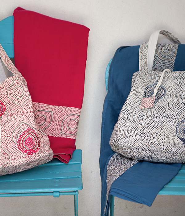 Borsa in cotone canvas ricamata / pareo in cotone doppiato con bordo