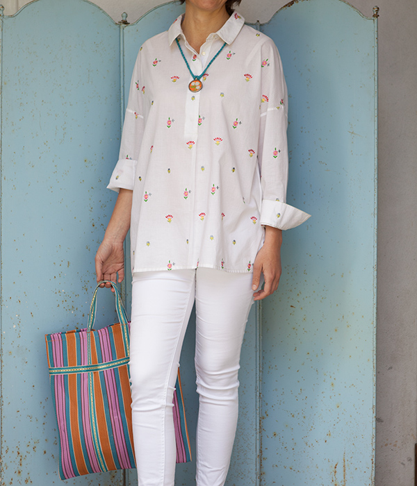 Camicia over in mussola di cotone con fiori ricamati