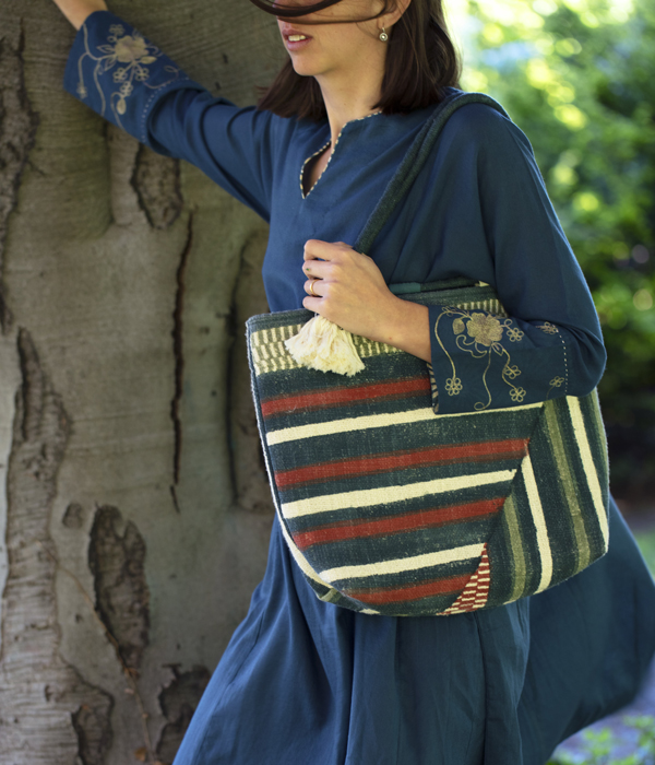 Kaftano ricamato in crepe di cotone / borsa a righe in canvas