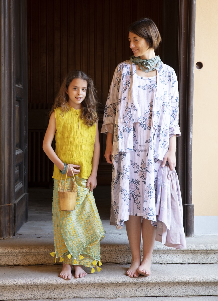 Top impunturato, vestito, kimono e sciarpa a fiori, pareo TIE/DYE