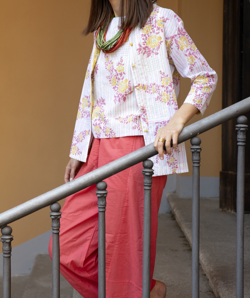 Camicia aperta e top a fiori, pantaloni larghi