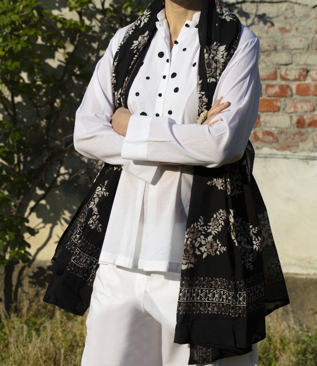 Camicia chanderi con ricamo, sciarpa a fiori stampata a mano