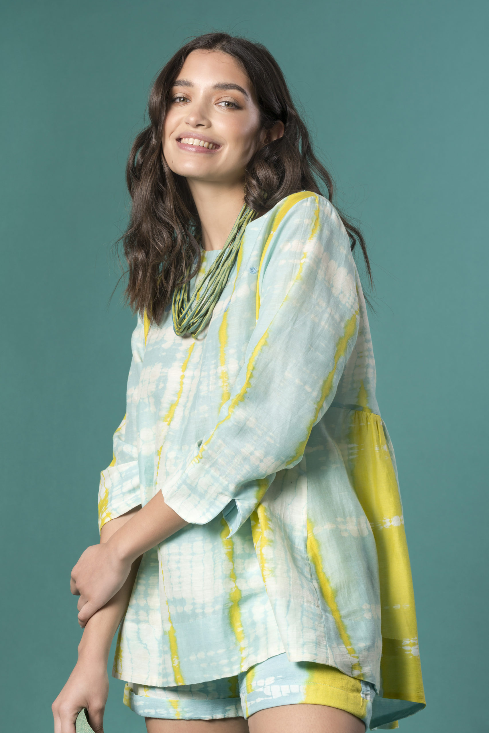 Camicia assimetrica ricamata in chanderi e shorts in cotone TIE&DYE