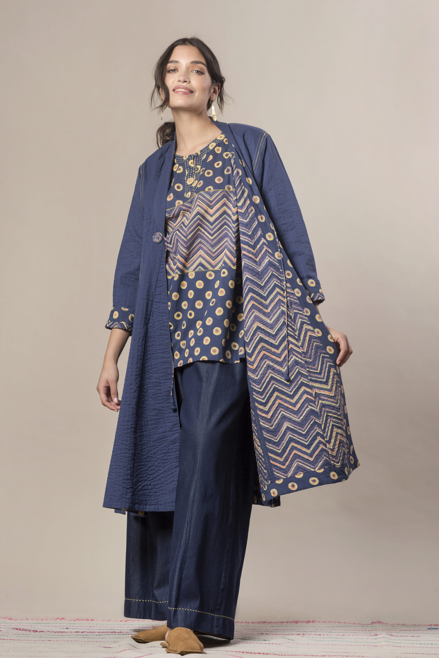 Camicia block print / Pantaloni larghi denim / Spolverino impunturato