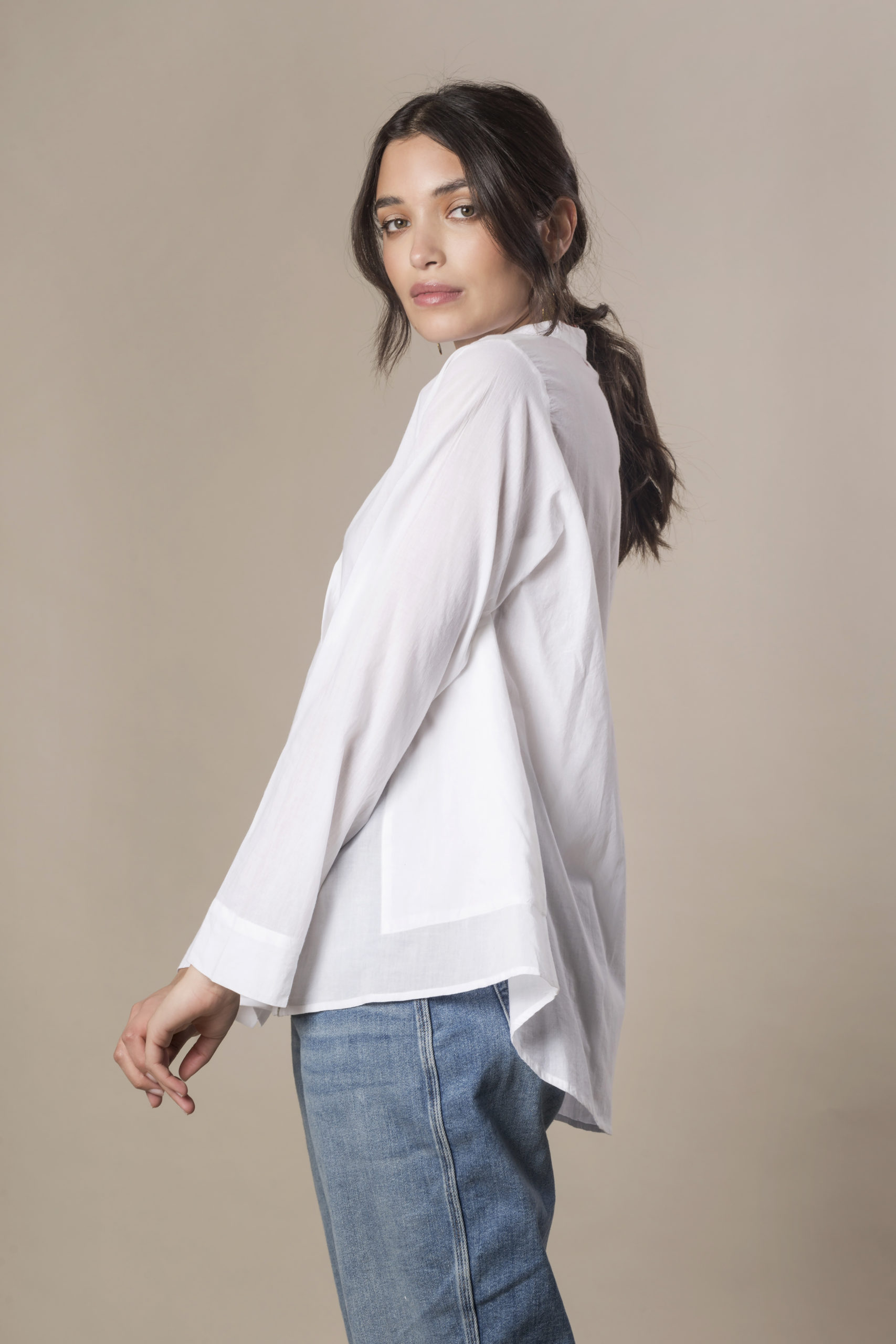 Camicia assimetrica ricamata in mussola di cotone