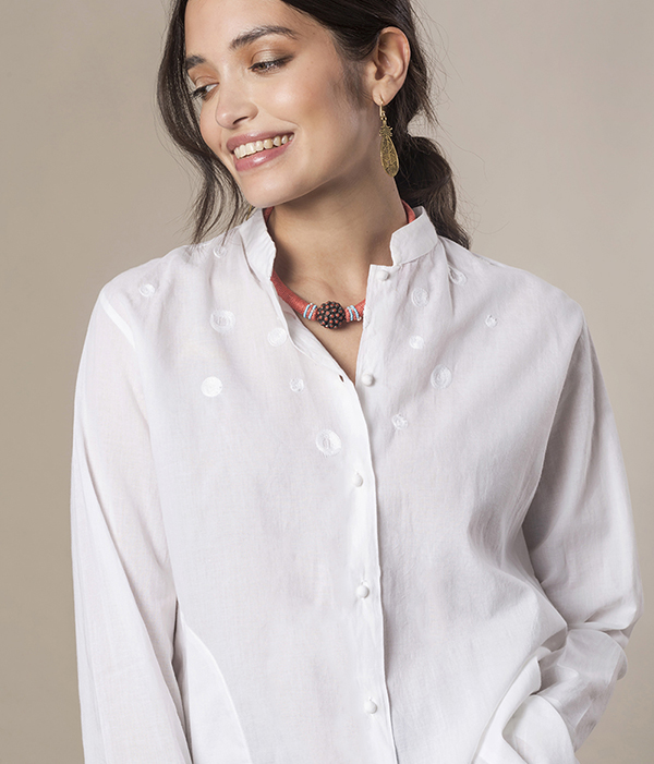 Camicia assimetrica ricamata in mussola di cotone