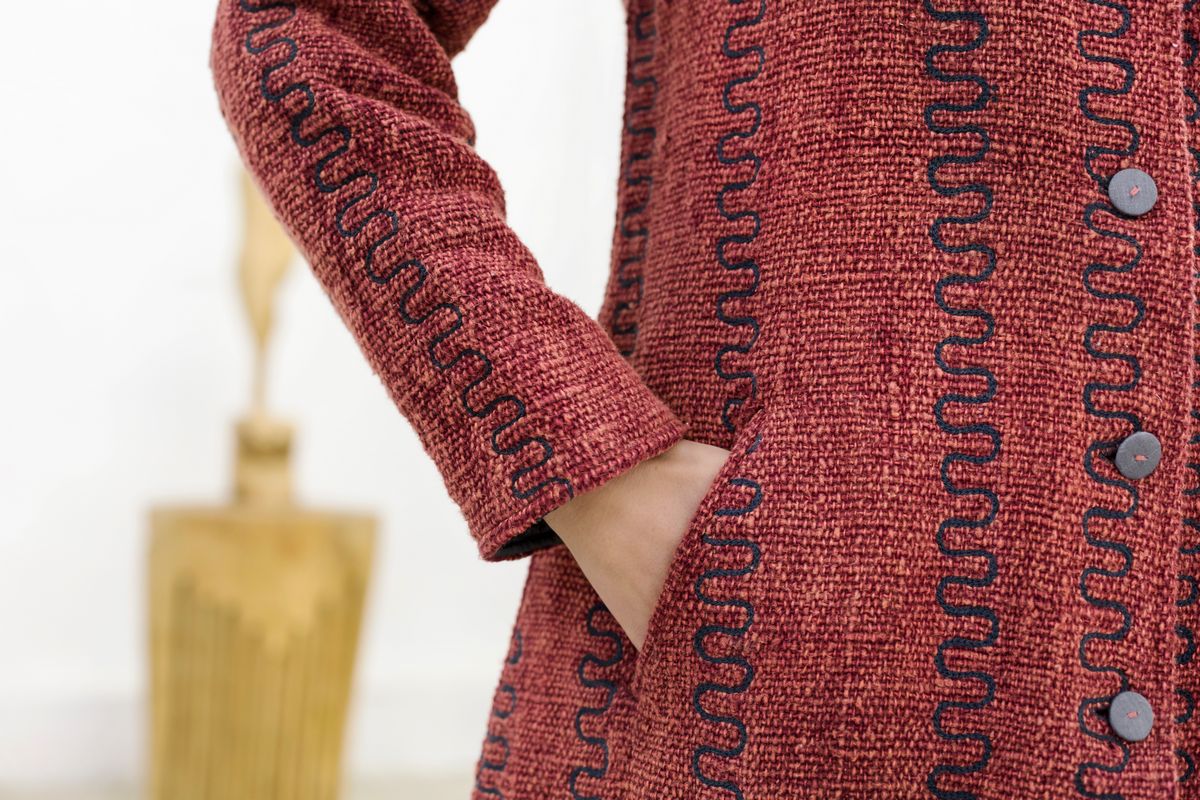 CAPPOTTINO IN COTONE TESSUTO A MANO CON RICAMO A SPIRALI